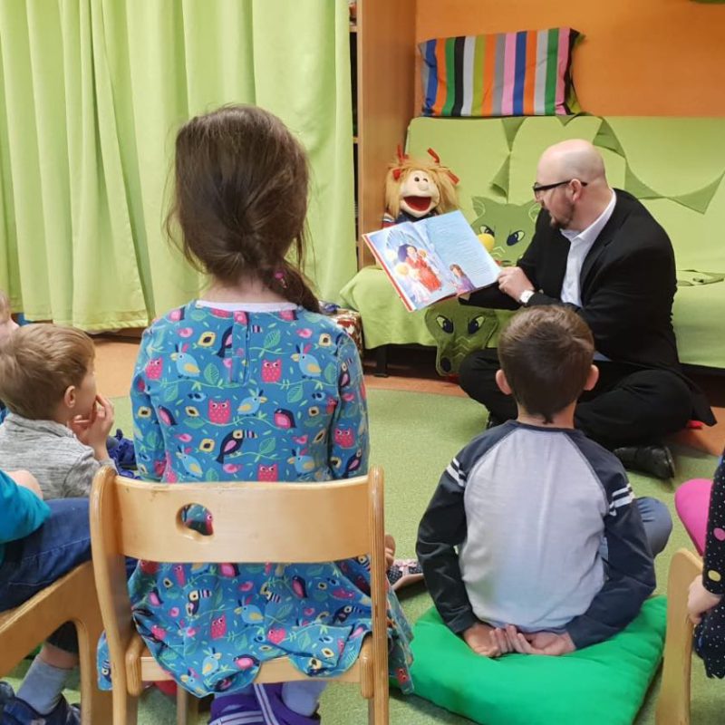 Vorlesetag im Kindergarten – Aufmerksamere Zuhörer kann es nicht geben.