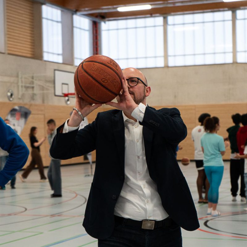Es lebe der Sport – Ich liebe Basketball – Dabei stehe ich aber eher an der Seitenlinie, nicht auf dem Platz.